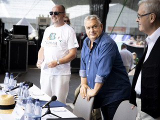 A Miniszterelnöki Kommunikációs Főosztály által közreadott képen Orbán Viktor miniszterelnök (k) előadása előtt a 34. Bálványosi Nyári Szabadegyetem és Diáktáborban az erdélyi Tusnádfürdőn 2025. július 26-án. Mellette Tőkés László, az Erdélyi Magyar Nemzeti Tanács (EMNT) elnöke (j) és Németh Zsolt, az Országgyűlés külügyi bizottságának elnöke. 