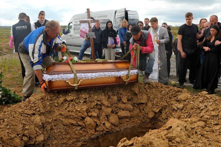 Az orosz rakétatámadás gyermekáldozatát, a négyéves Lizát temetik Vinnicjában 2022. július 17-én. A nyugat-ukrajnai város ellen július 14-én végrehajtott támadásban ukrán források szerint 23 polgári lakos életét vesztette.  Fotó: MTI/AP