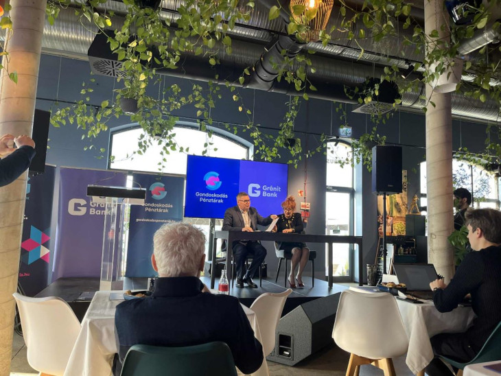 Kiss Imre Ervin, a Gondokoskodás Egészségpénztár és Nyugdíjpénztár Igazgatótanácsának elnöke és Hegedüs Éva, a Gránit Bank elnök-vezérigazgatója kedden nyilvánosan írta alá a stratégiai együttműködésüket