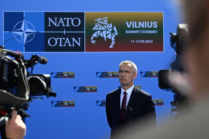 Jens Stoltenberg NATO-főtitkár szerint a szövetség nem tervez csapatokat küldeni Ukrajnába. Fotó: MTI / EPA pool / Filip Singer
