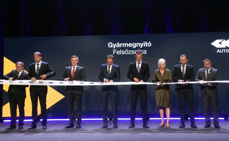 Csonka Béla gyárigazgató, Hannes Hellweger, a GKN Automotive alelnöke, Nick Zerbst operációs alelnök, Markus Bannert, a GKN Automotive vezérigazgatója, Szijjártó Péter külgazdasági és külügyminiszter, Csöbör Katalin, a térség fideszes országgyűlési képviselője, Joó István, a Nemzeti Befektetési Ügynökség (HIPA) vezérigazgatója és Szarka Tamás polgármester a GKN Automotive Hungary Kft. új gyárának avatásán Felsőzsolcán 2023. szeptember 8-án. Mintegy 52 milliárd forintos zöldmezős beruházással 1500 munkahelyet hoz létre Felsőzsolcán a világ egyik legnagyobb autóipari beszállítójának számító GKN. Az üzem a BMW-t, a Mercedes-Benzt, a Suzukit és a Volkswagent fogja kiszolgálni - most már úgy néz ki, hogy állami támogatás nélkül is meglesznek.