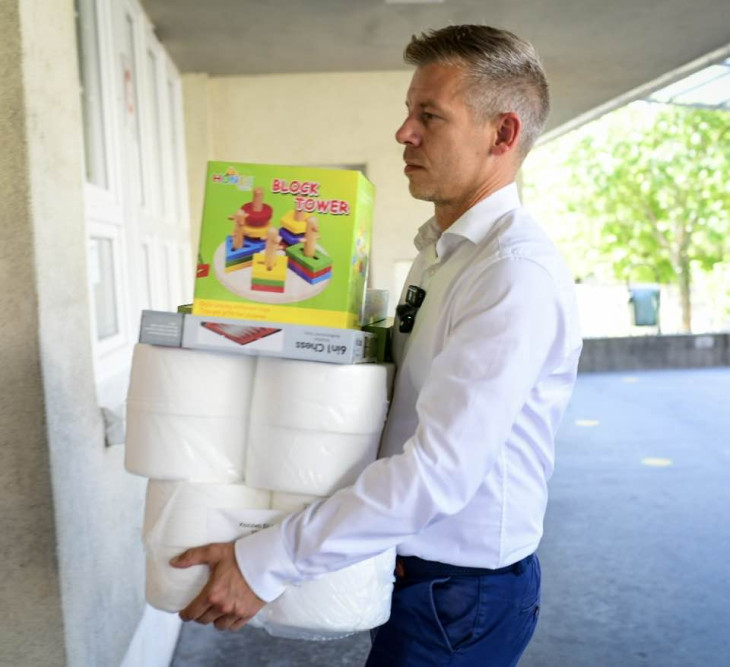 Magyar Péter felszerelést visz az egyik kórházba