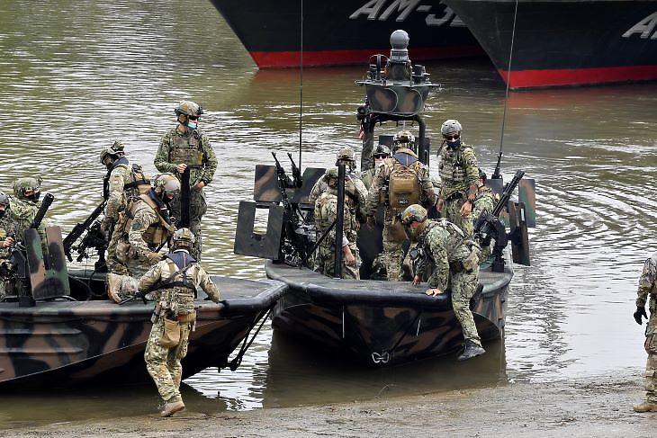 Amerikai hadihajók fegyverzetével ismerkedő magyar katonák (fotó: MTI) 