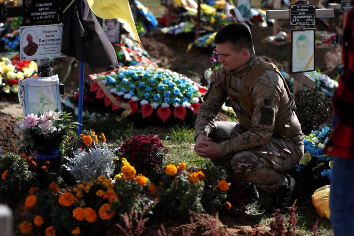 Apja sírját látogatja egy besorozott ukrán fiatalember a kelet-ukrajnai Harkiv nagyváros katonai temetőjében 2022. október 14-én. Fotó: MTI/EPA