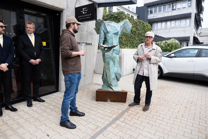 Az Epicurean fine dinning étterem előtt avatták fel Szőke Gábor Miklós (balra) Niké szobrát, jobb oldalt , Carlos Coelho tulajdonos 