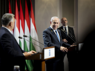 A Miniszterelnöki Sajtóiroda által közreadott képen Orbán Viktor miniszterelnök (b) és Benjámin Netanjahu izraeli kormányfő (b2) tárgyalásuk után sajtótájékoztatót tart a Karmelita kolostorban 2025. április 3-án. 