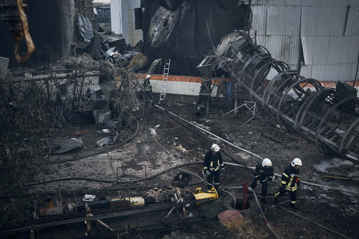 Az Ukrán Állami Katasztrófaelhárító Szolgálat tűzoltói dolgoznak egy orosz tüzérségi támadásban megrongálódott olajtartálynál a dél-ukrajnai Mikolajivban 2022. augusztus 2-án. Fotó: MTI/AP/Kosztyiantin Liberov