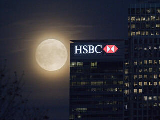 Nem csak Magyarországon jár rá a rúd mostanában a bankokra