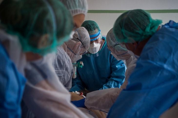 Orvosok és ápolók egy koronavírussal fertőzött beteget látnak el Országos Korányi Pulmonológiai Intézetben kialakított izolációs teremben 2020. március 25-én. MTI/Balogh Zoltán