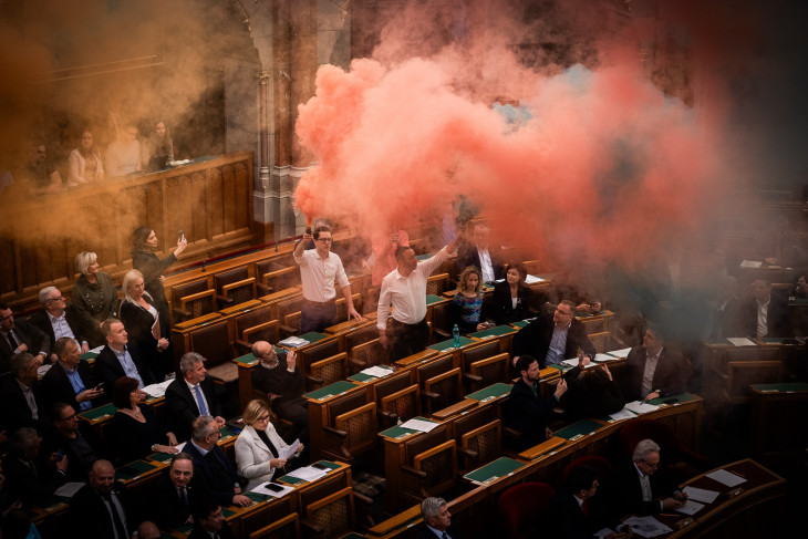 A Pride betiltását célzó, a gyülekezési jogot korlátozó törvény ellen tiltakozó ellenzéki képviselők március 18-án az Országgyűlés ülésén