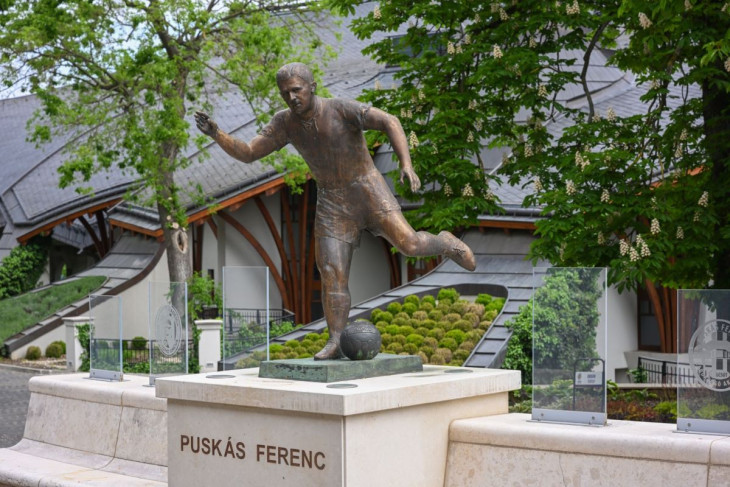 A Pharo '95 Sportpályaépítő Kft.-t eddig főleg a sportlétesítményeknél mozgott. Ők adományozták Felcsútnak a Puskás szobrot is
