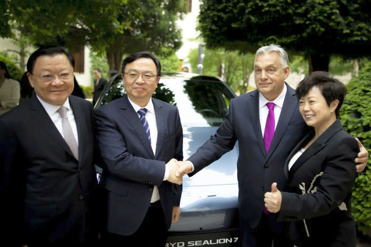 Orbán Viktor és Vang Csuan-fu, a BYD vállalat elnök-vezérigazgatója fog kezet a stratégiai együttműködési megállapodás alkalmából a Karmelita kolostorban