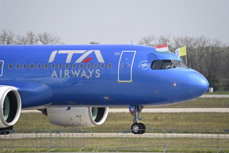 A Szentatya repülőgépe pénteken délelőtt 10 órakor landolt a Liszt Ferenc repülőtéren. Fotó: MTI / Kovács Tamás