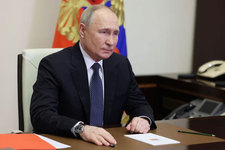 Vlagyimir Putyin orosz elnök az orosz biztonsági tanács ülését vezeti videókonferencia keretében a Moszkva melletti, novo-ogarjovói vidéki elnöki rezidenciából 2024. március 15-én. 