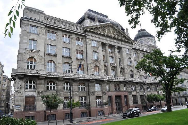 A közel negyedszázada a Madách Gimnázium élén álló igazgató mellett már most sokan szolidaritást vállalnak