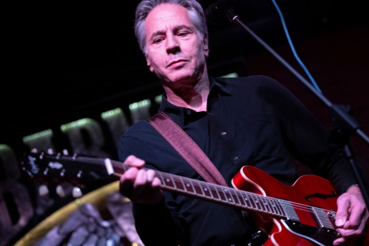 Antony Blinken amerikai külügyminiszter gitározik a The 1999 zenekarral, amely Neil Young Rockin' in the Free World című számát adja elő a kijevi Barman Dictat bárban 2024. május 14-én