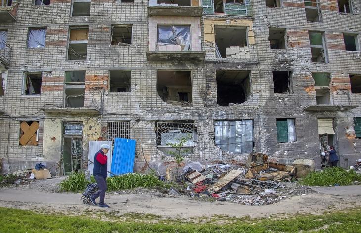 Orosz támadásokban megrongálódott lakóépület Harkiv külvárosában. Fotó: MTI/EPA/Szergej Kozlov
