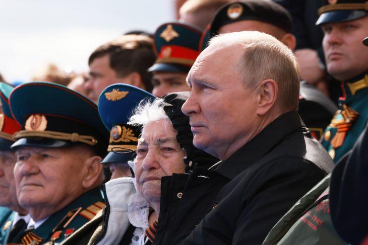 Az orosz elnök veteránok társaságában nézte a győzelem napi katonai felvonulást. Fotó: MTI/EPA