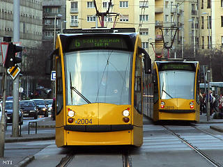 Sűrűbben járnak a budapesti buszok, villamosok és trolik az adventi hétvégéken