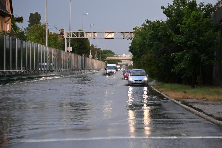 Felhőszakadás után esővízzel elárasztott út Budapesten (Fotó: MTI/Mihádák Zoltán)