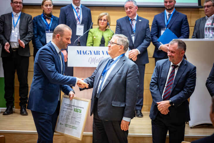 Az akciótervet Dr. Mosóczi László és Dr. Kovács Imre adták át Nagy Bálint közlekedésért felelős államtitkárnak