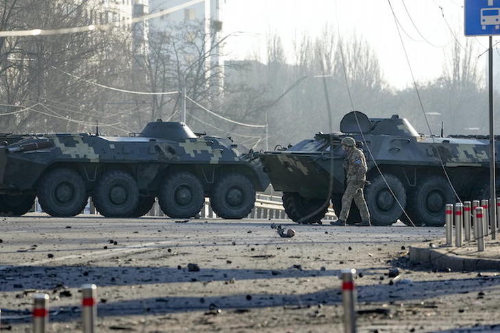 Ukrán katonák ukrán páncélozott járművek mellett Kijevben 2022. február 26-án. Fotó: MTI/AP/Efrem Lukackij