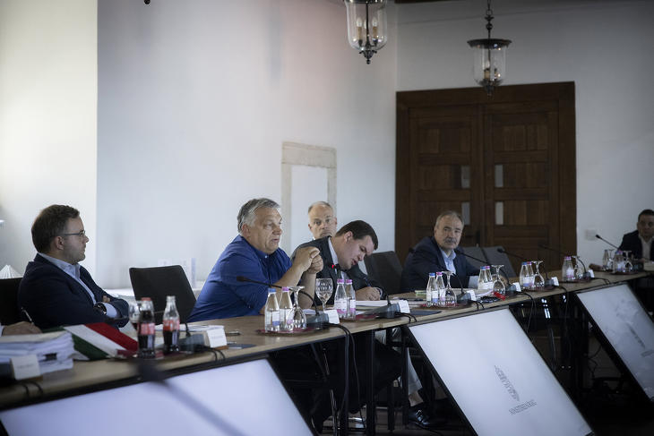 Orbán Viktor miniszterelnök (b2) a Sopronban tartott kihelyezett kormányülésen 2022. június 4-én. A kormányfő vezetésével három napos kihelyezett ülést tartott a kormány Sopronban, ahol elfogadták az extraprofit adó kivetéséről szóló rendelkezéseket és a 2023-as költségvetés tervezetét is. Orbán Viktor mellett balról Orbán Balázs, a miniszterelnök politikai igazgatója, jobbról Bordás Gábor, a Miniszterelnöki Kormányiroda közigazgatási államtitkára (j3), Szalay-Bobrovniczky Kristóf honvédelmi miniszter (j2) és Nagy István agrárminiszter (j). MTI/Miniszterelnöki Sajtóiroda/Fischer Zoltán 