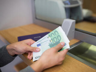hétfő forint