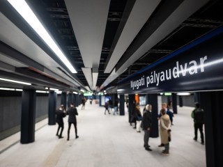Utasok az M3-as metróvonal felújított Nyugati pályaudvari állomásán az átadója napján, 2023. március 20-án. Fotó:  MTI/Mónus Márton