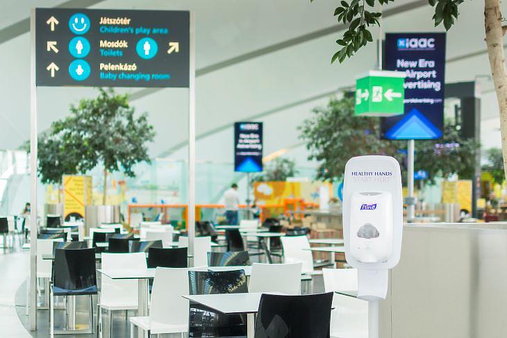 Kézfertőtlenítő az éttermeknél Ferihegyen (forrás: Budapest Airport)