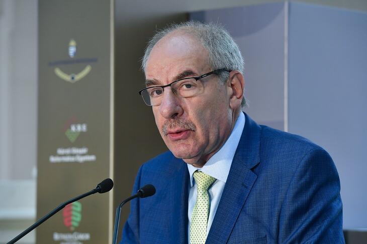 Sulyok Tamás köztársasági elnök elnézegeti majd