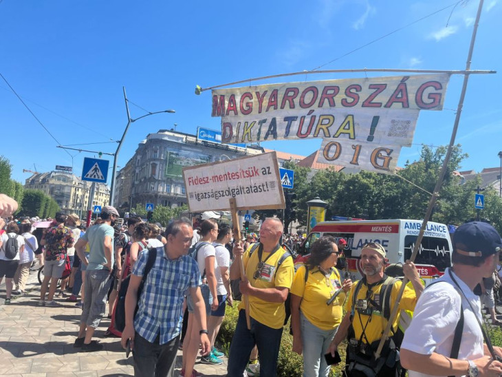 Sok a transzparens