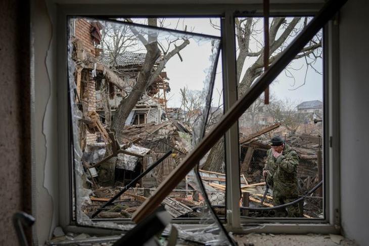 Csak reménykedni lehet, hogy Szvetlánáék háza nem így néz ki, mint ez az orosz légicsapásban megrongálódott lakóépület a Kijev közeli Horenka településen 2022. március 2-án. Fotó: MTI/AP