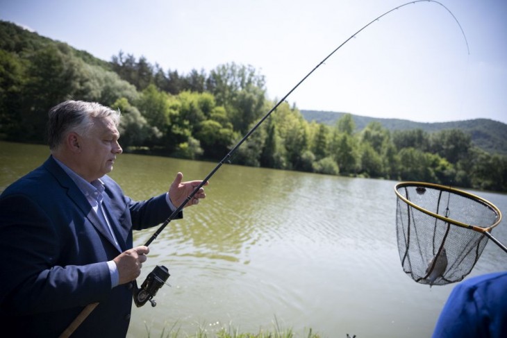 Van kapás: a kampányba belefér egy esztergomi horgászás is
