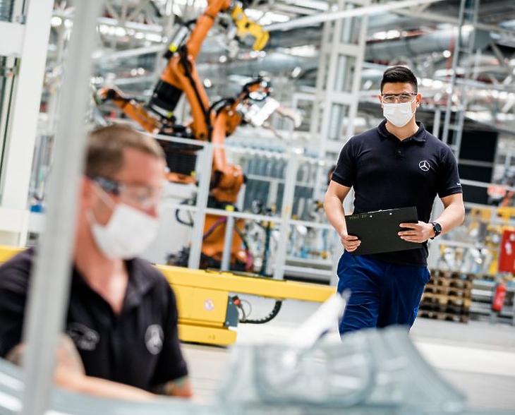 Védőfelszerelésben indult újra a termelés a kecskeméti gyárban (Fotó: Mercedes-Benz Manufacturing Hungary) 