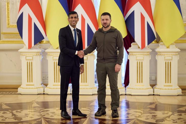 Az ukrán elnöki sajtószolgálat által közreadott képen Volodimir Zelenszkij ukrán elnök Rishi Sunak brit miniszterelnököt fogadja Kijevben 2022. november 19-én, az Ukrajna elleni orosz háború alatt. Fotó: MTI/EPA