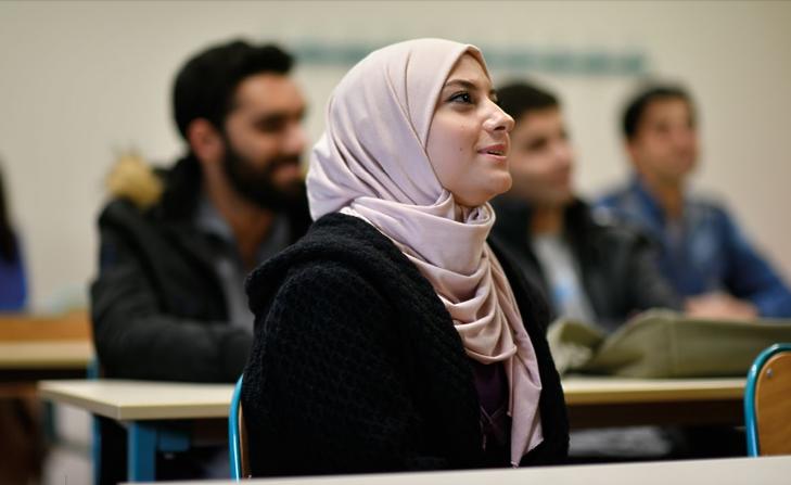 Előtérben Hannah, a szíriai menekült, aki öt évnyi jordániai tartózkodás után ösztöndíjat nyert a Montpellier-i Paul Valéry Egyetemre. (Fotó: UNHCR)