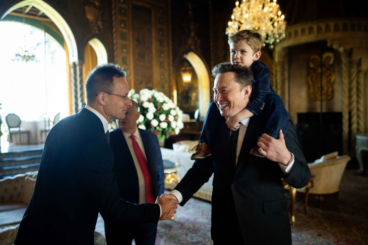 Szijjártó Péter és Elon Musk kézfogása - drága manapság a bébiszitter Amerikában?