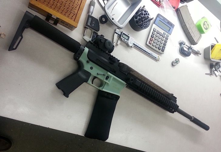 Egy nyomtatott AR-15-ös gépkarabély.