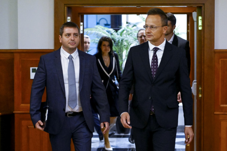 Szijjártó Péter külgazdasági és külügyminiszter és Gál Gergely, a Ganz Transzformátor- és Villamos Forgógépgyártó Zrt. vezérigazgatója érkezik a társaság beruházásbejelentő sajtótájékoztatójára a minisztériumban 2025. július 30-án. A társaság mintegy 21 milliárd forint értékű beruházása háromszáz új munkahelyet hoz létre Tápiószelén, illetve megduplázza a vállalat transzformátorgyártási kapacitását a növekedő európai kereslet kielégítése érdekében. A beruházáshoz az állam hatmilliárd forint támogatást ad. 