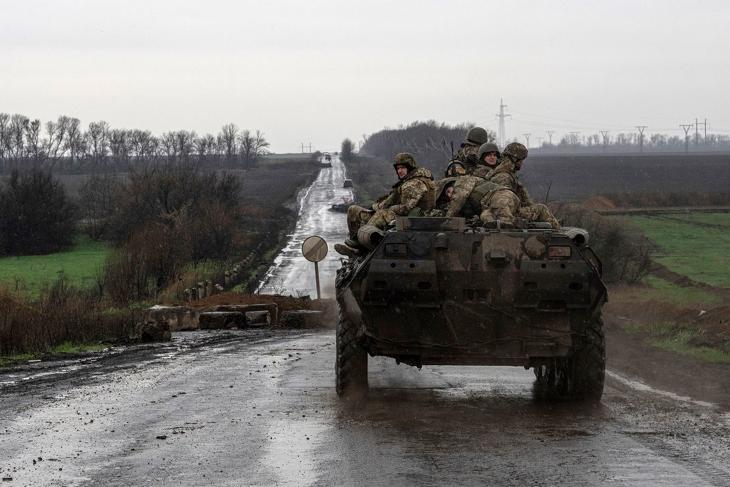Ukrán katonák páncélozott harcjárművel a fronton lévő állásukhoz mennek a kelet-ukrajnai Donyecki területen, Vuhledar közelében (korábbi felvétel). Fotó: MTI/AP