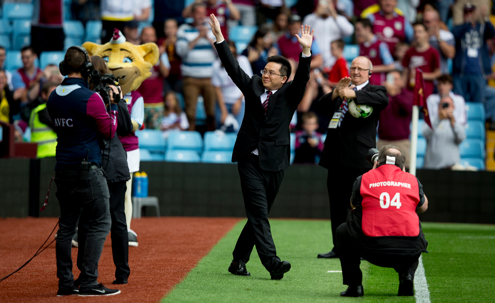 Az Aston Villa volt társtulajdonosa, Tony Hszia üzletember int a csapat szurkolóinak.