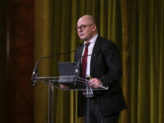 Rigó Csaba Balázs, a Gazdasági Versenyhivatal elnöke beszédet mond az Építési Vállalkozók Országos Szakszövetségének (ÉVOSZ) évzáró ünnepi közgyűlésén a Pesti Vigadóban 2025. december 10-én.