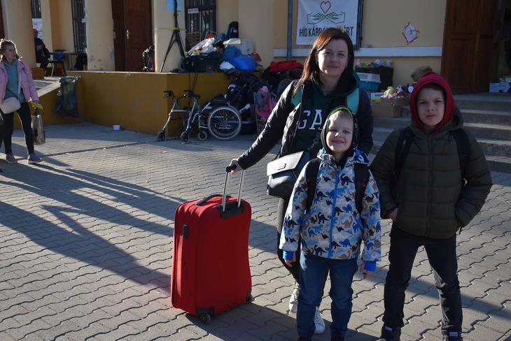 Ez  család a Vö9röskereszt segítségével utazik tovább Bécsbe. Fotó: Bodnár Zsolt