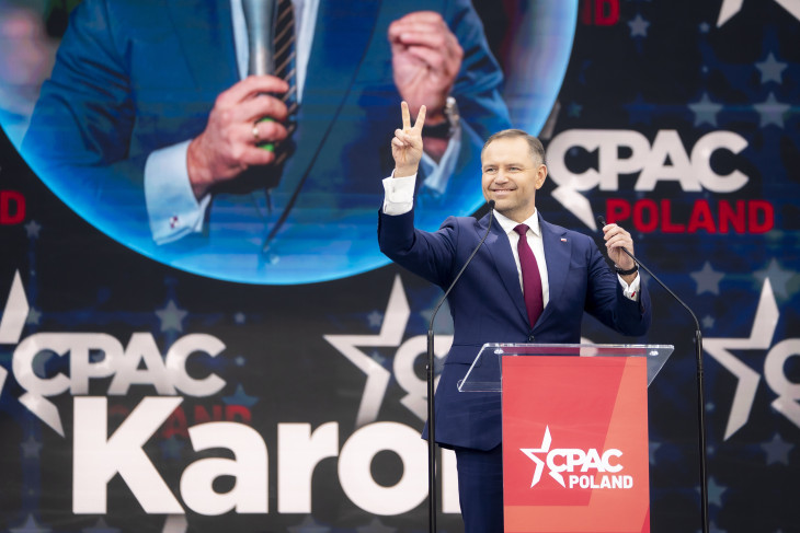 Karol Nawrocki egy lengyelországi CPAC-konferencián 2025 májusában