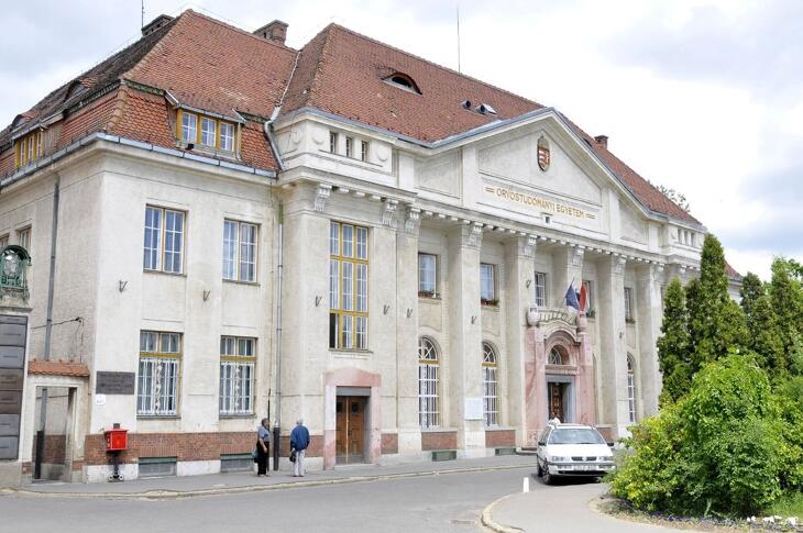 A Debreceni Egyetem Klinika Központ belgyógyászati osztályán tilos a belépés a látogatóknak