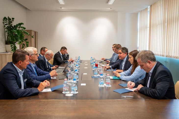 Nagy Márton magyarázza a bankvezetőknek a sarcok hátterét