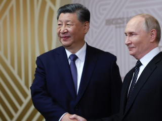 Hszi Csin-ping kínai elnököt (b) fogadja Vlagyimir Putyin orosz államfő a BRICS-országok csúcsértekezletén Kazanyban 2024. október 22-én.