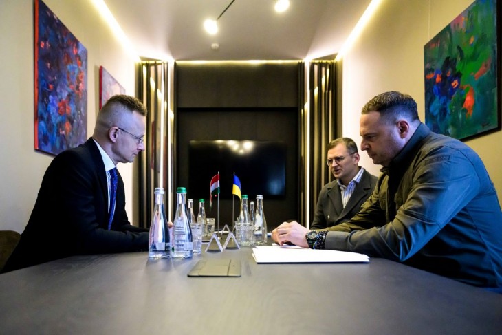 A Külgazdasági és Külügyminisztérium (KKM) által közreadott képen Szijjártó Péter külgazdasági és külügyminiszter, Andrij Jermak, az ukrán elnöki hivatal vezetője  és Dmitro Kuleba ukrán külügyminiszter tárgyalása Ungváron 2024. január 29-én. Fotó: MTI/KKM
