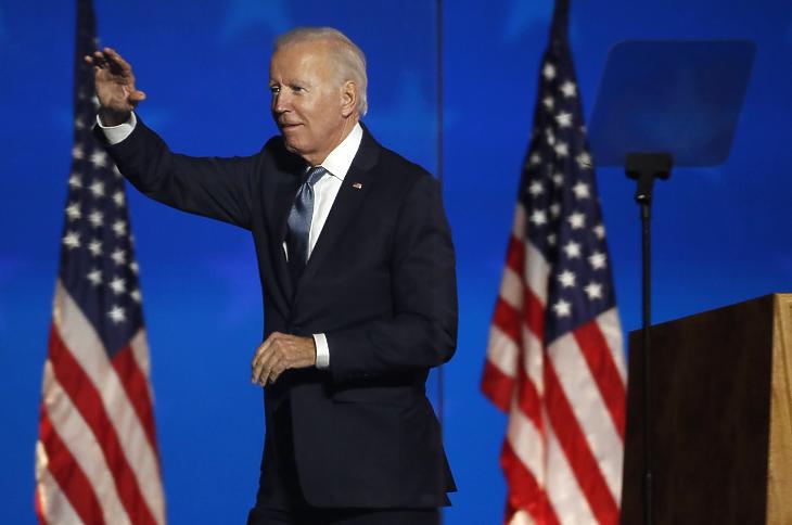 Joe Biden, a Demokrata Párt elnökjelöltje integet beszéde után a Delaware állambeli Wilmingtonban az amerikai elnök-, valamint képviselőházi és részleges szenátusi választások éjszakáján 2020. november 3-án. (Fotó: MTI/EPA/Jim Lo Scalzo)